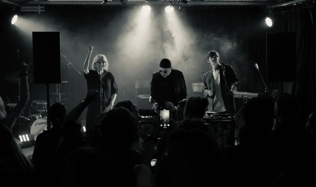 Base Rose presenta Je Survole, una fusión entre techno emocional y poesía hablada