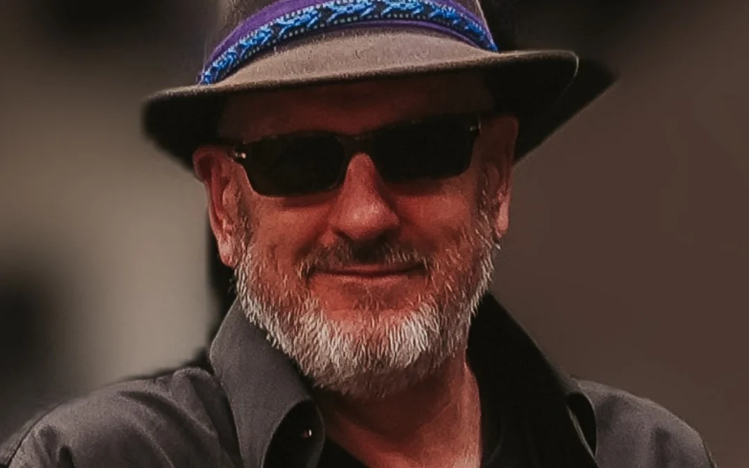 Zorin Morris se relaja en clave soft-pop con “Holding Your Hand”