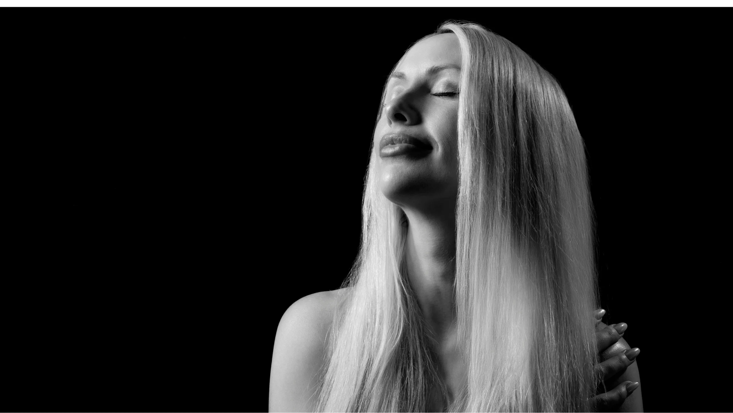 Arte del sencillo Patricia de Charlie Holmen, estilo etéreo y oscuro.