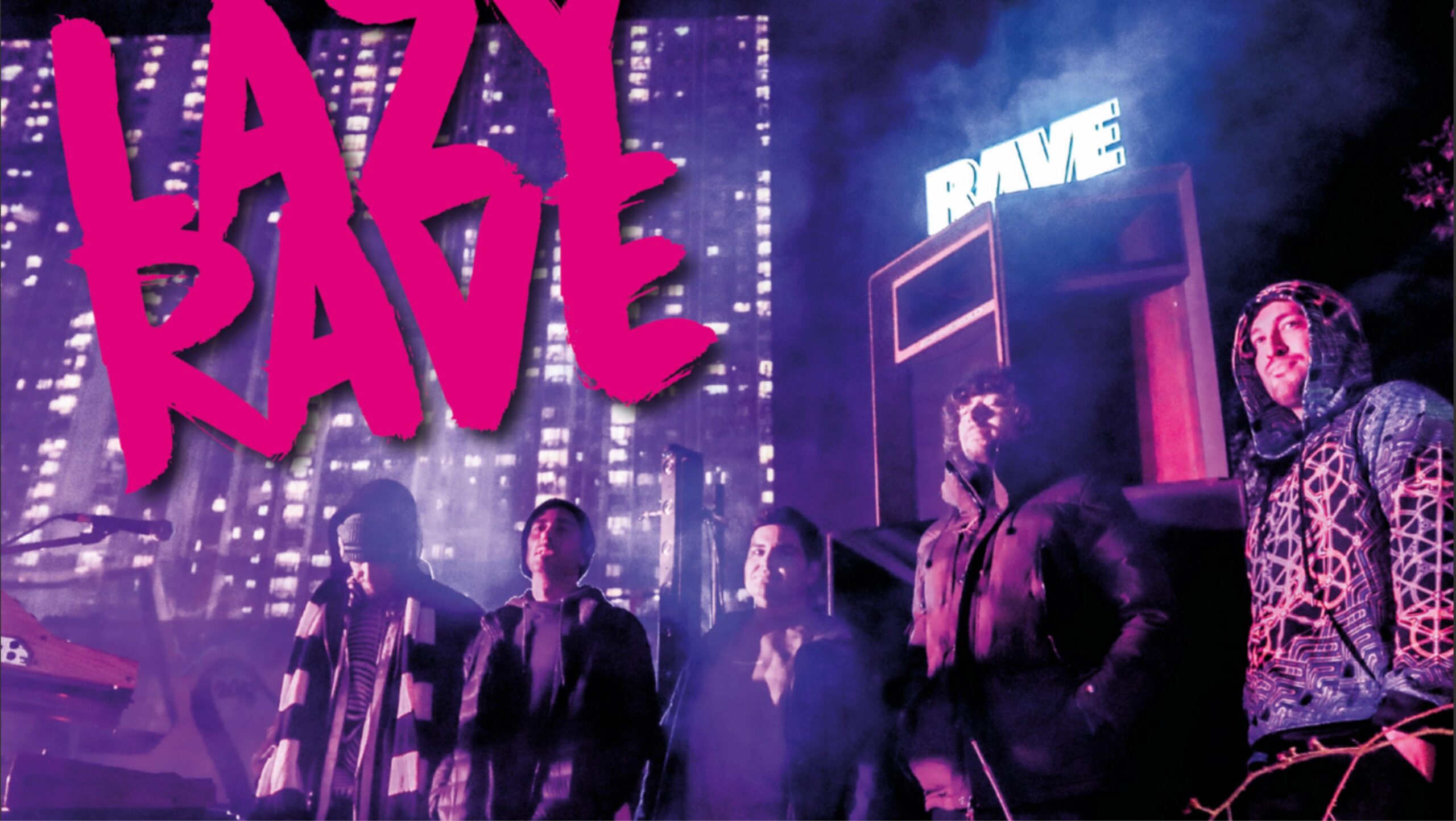 Foto de la banda en vivo con iluminación neón Banda electrónica LAZYRAVE en presentación en vivo con estética rave y luces púrpuras.