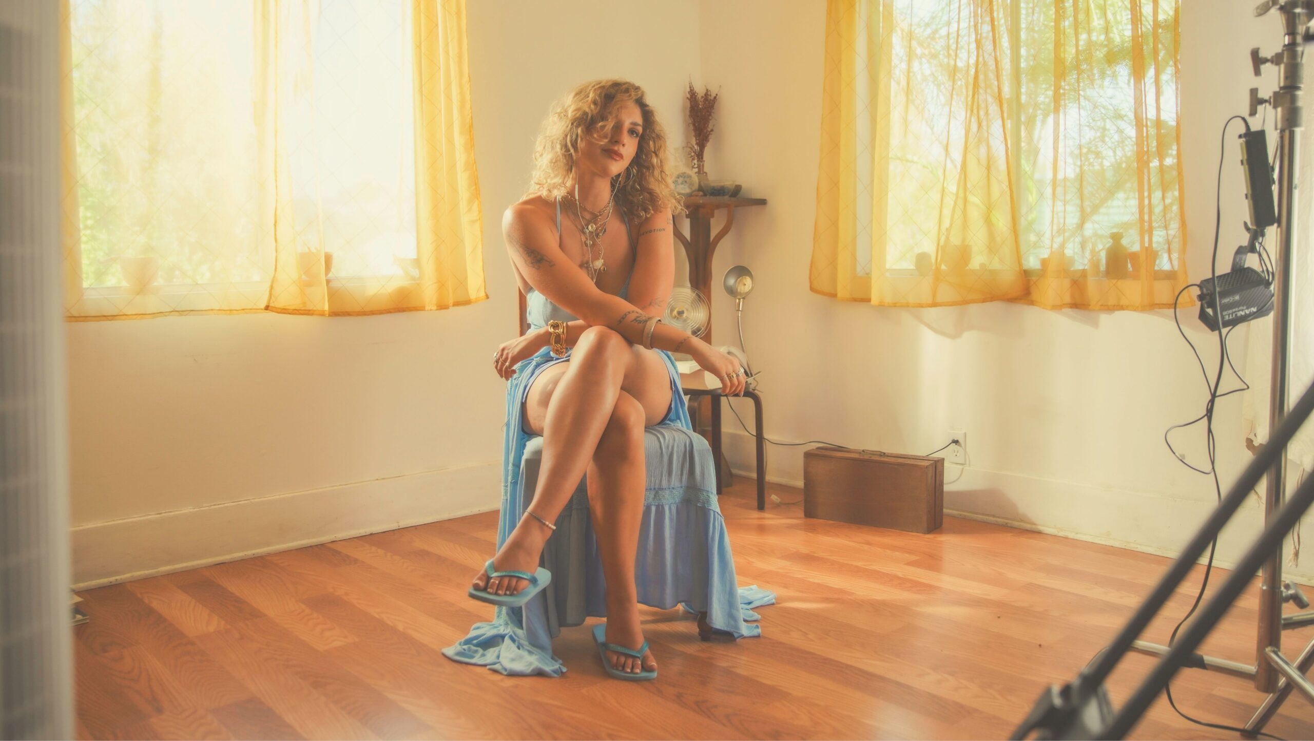 Foto de prensa de Chloe Florence (estilo visual artist/modelo). Chloe Florence, cantautora de Montreal, en la portada de su EP Endlessly Borrowed.