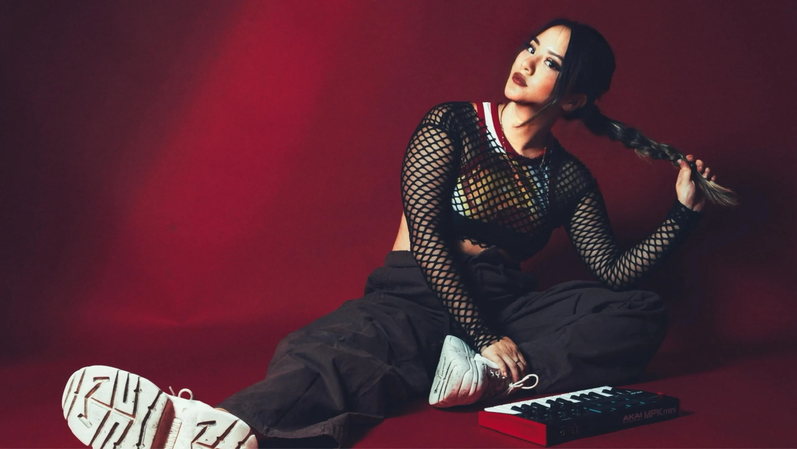 Arte del release con la bota tocando la luna Arte surrealista del álbum de remixes de L3NA, con una bota tocando la luna en un cielo estrellado.