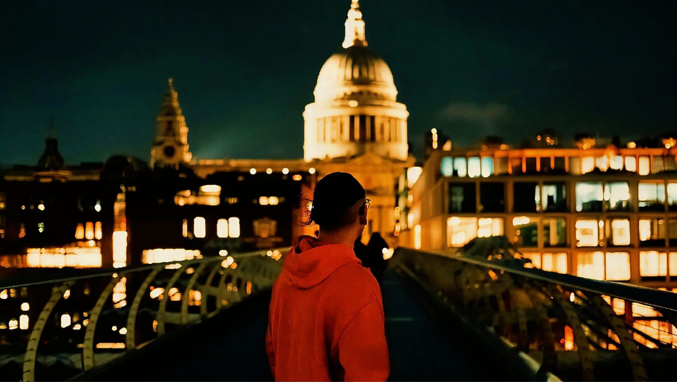 La foto nocturna de Londres con la silueta del artista frente a la catedral de San Pablo TheWhatIfMix caminando de noche por Londres, portada del sencillo La Magia Extended Mix.
