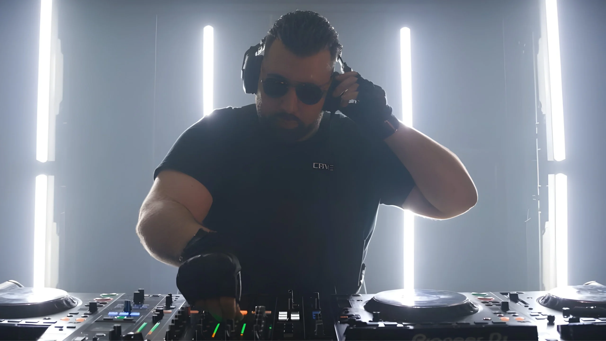 Arte del sencillo con estética dark/industrial. Portada del sencillo No One Can Stop Us Now del DJ belga ALE2S, género hard techno.