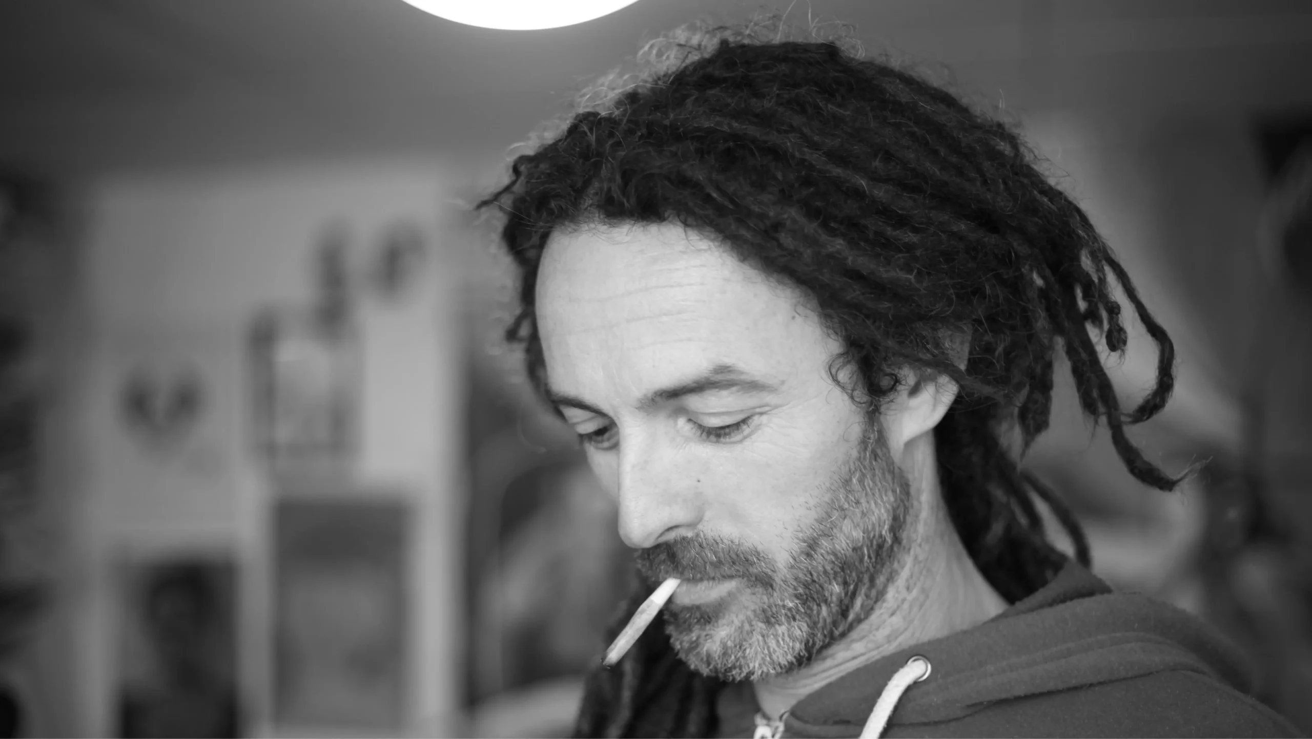 Portada del sencillo To Pray or Not to Pray de Onie Jackson, fotografía blanco y negro de una iglesia con una figura solitaria.