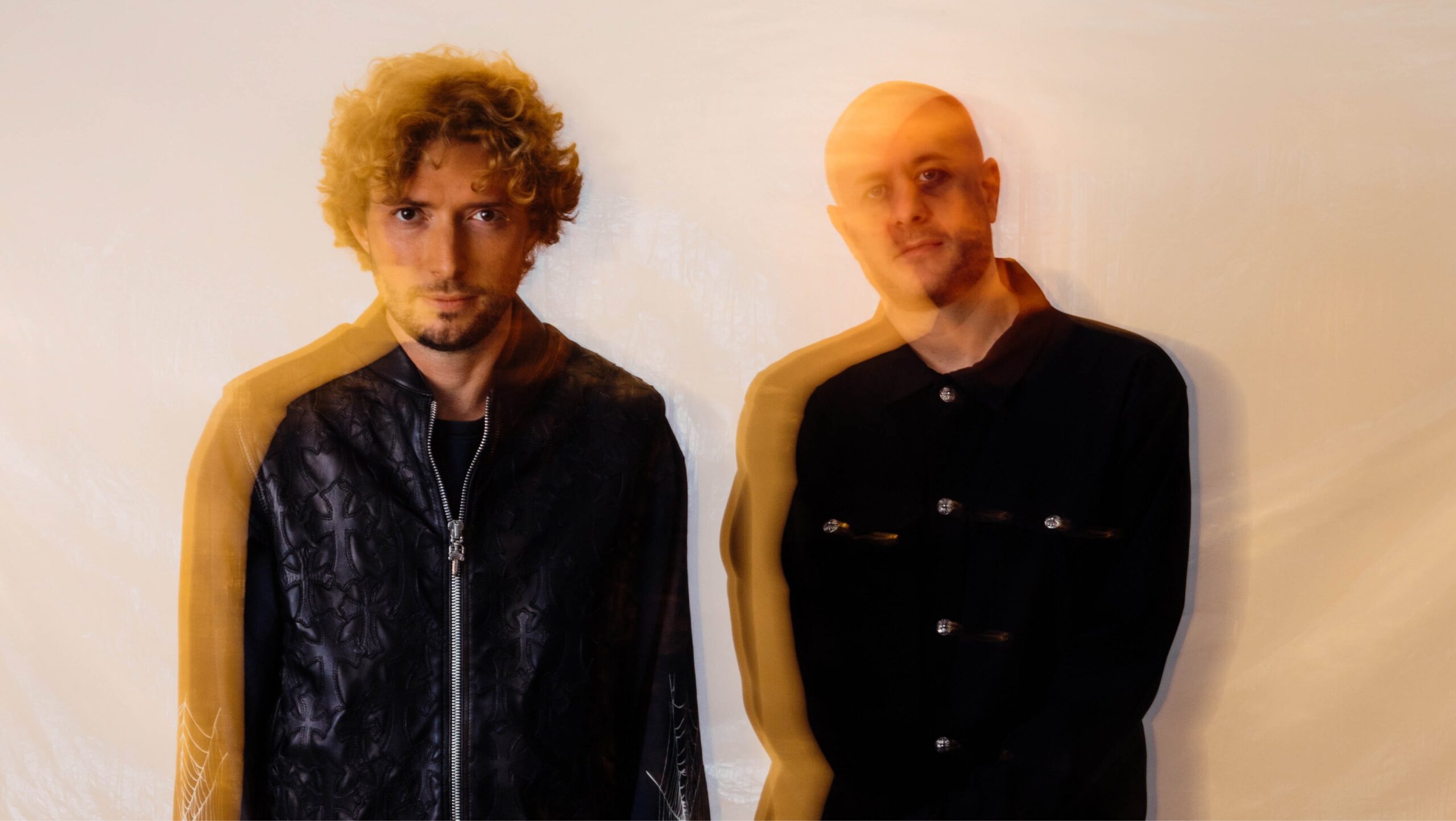 Portada del sencillo Higher del dúo Read the News, música electrónica melodic house.