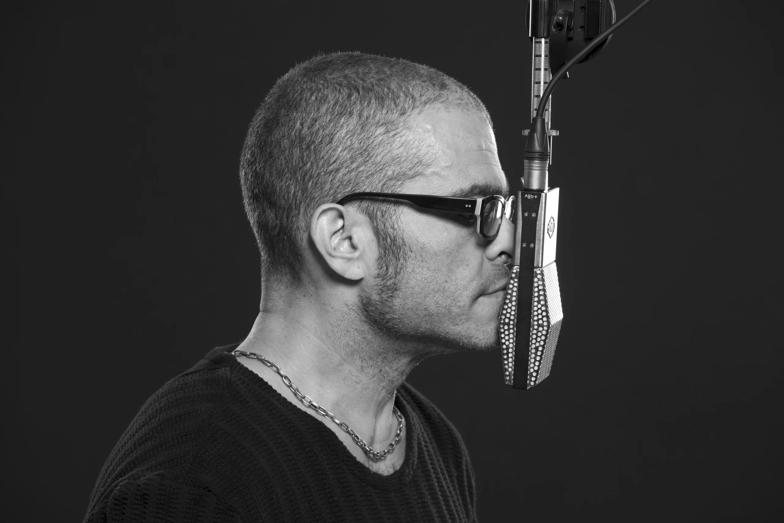 Marioneta y perro en el video musical Your Dog de Madanes, estilo comedia satírica.