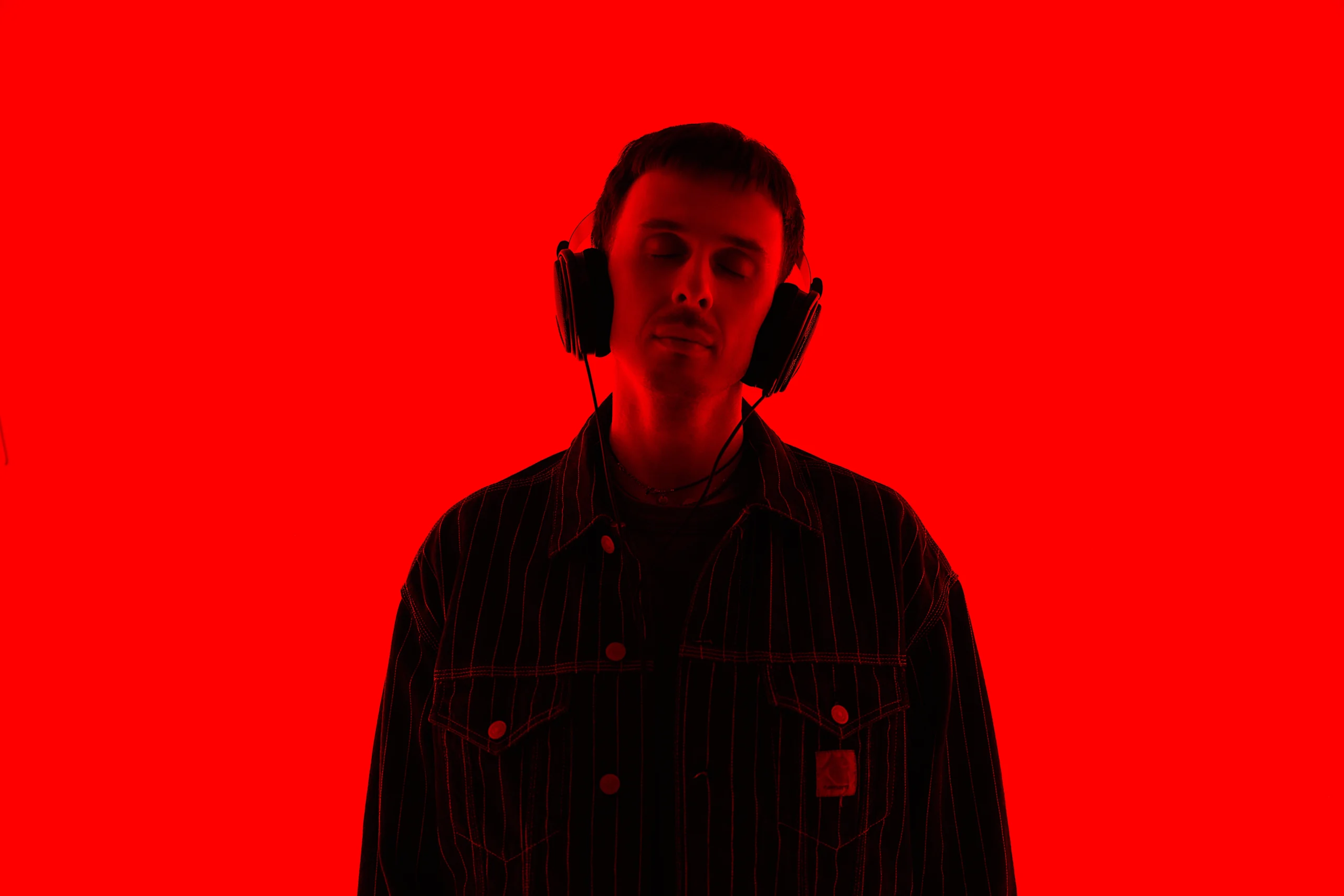 Foto de prensa de Nerikomi o arte del sencillo. Nerikomi, DJ y productor de Afro House, portada del sencillo Buru.